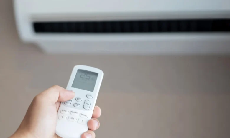 Ventilador y aire acondicionado trabajando juntos para ahorrar energía