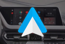 Imagen de un coche con Android Auto y un móvil con Gemini