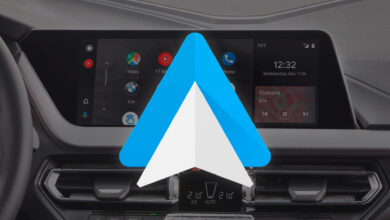 Imagen de un coche con Android Auto y un móvil con Gemini