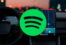 Imagen de un coche con Android Auto y Spotify en la pantalla
