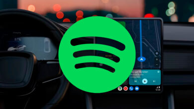 Imagen de un coche con Android Auto y Spotify en la pantalla