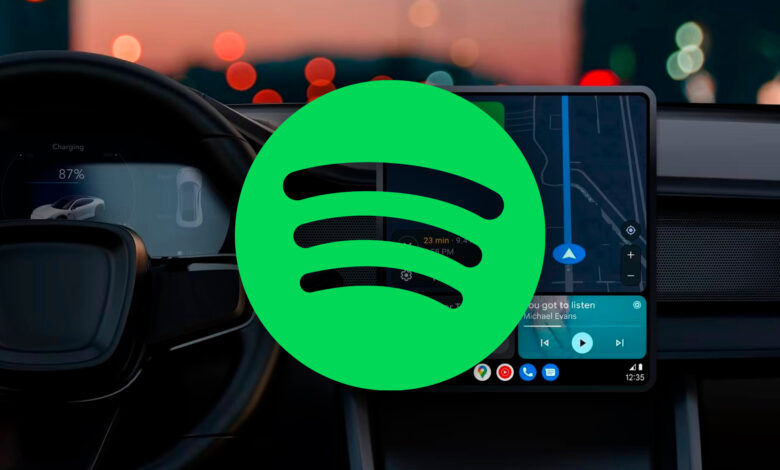 Imagen de un coche con Android Auto y Spotify en la pantalla