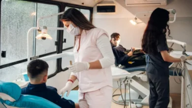 Equipo de odontología trabajando en el Móvil Odontológico Municipal