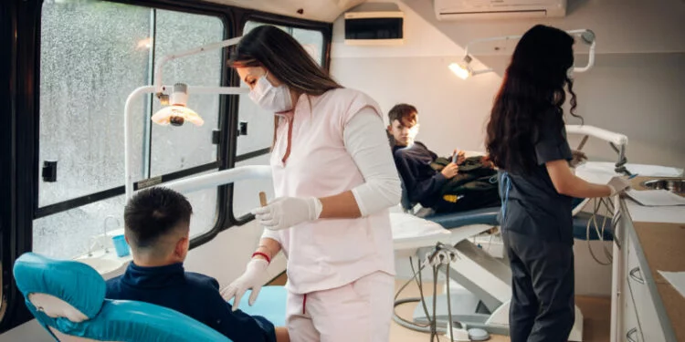 Equipo de odontología trabajando en el Móvil Odontológico Municipal