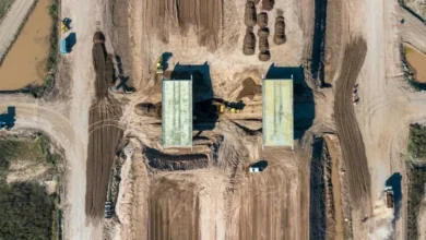 Imagen de la autopista en construcción con maquinaria pesada y operarios trabajando