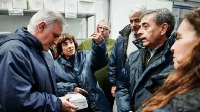 Bebé sonriendo con un médico al fondo
