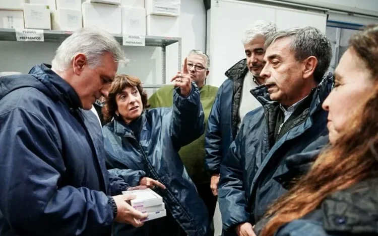 Bebé sonriendo con un médico al fondo