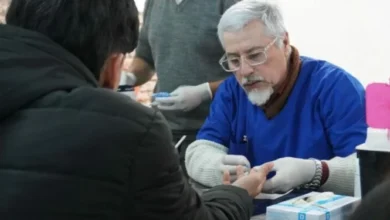 Persona realizando un test de VIH con un profesional de la salud