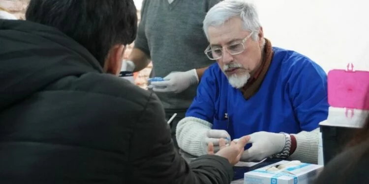 Persona realizando un test de VIH con un profesional de la salud