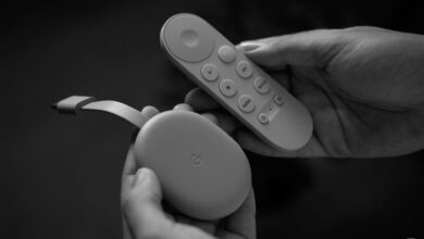 Imagen de un Chromecast con un mando a distancia