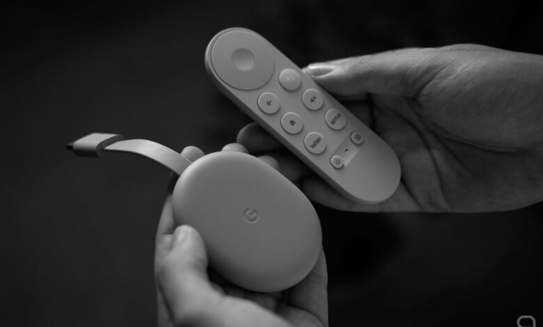 Imagen de un Chromecast con un mando a distancia