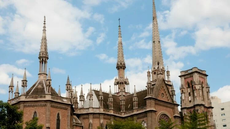 Imagen de un termómetro mostrando bajas temperaturas, con un cielo nublado al fondo.