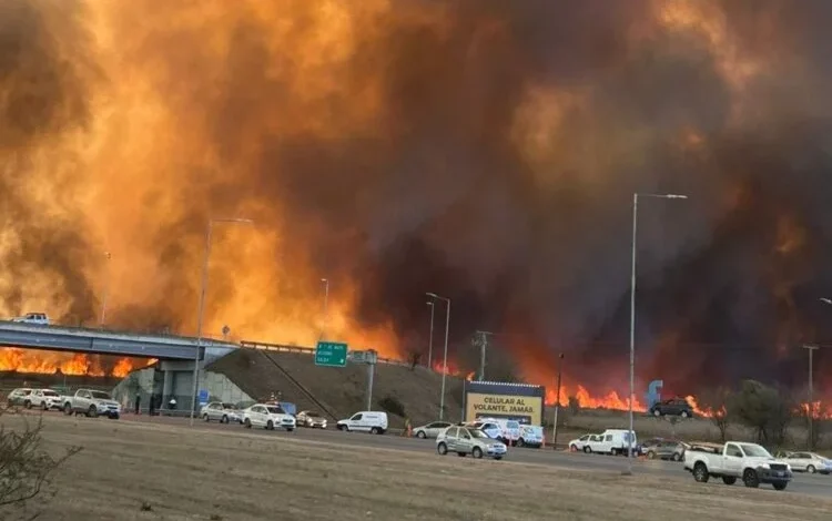 Incendio forestal en una zona serrana de Córdoba