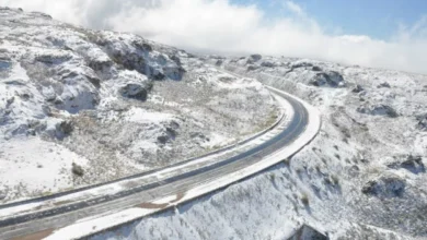 Vehículos detenidos en el camino de las Altas Cumbres debido a la nieve y el hielo