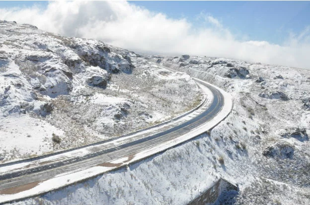 Vehículos detenidos en el camino de las Altas Cumbres debido a la nieve y el hielo