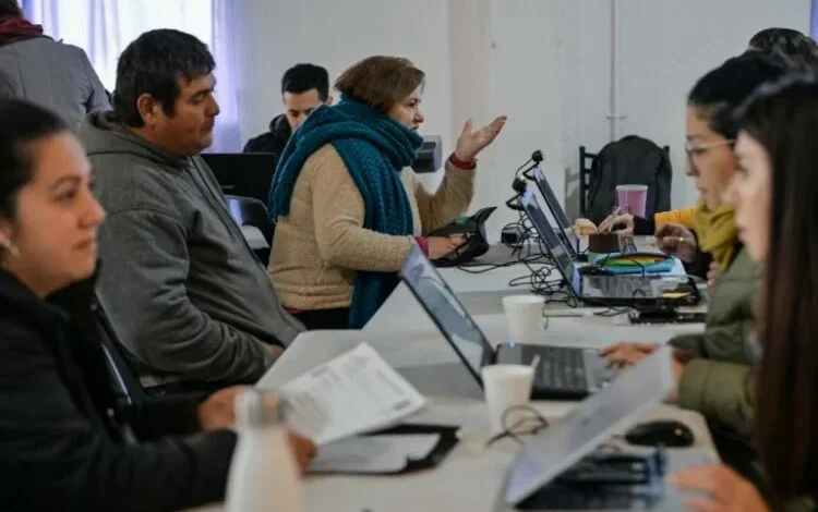Personal de la Defensoría del Pueblo atiende a vecinos en el barrio IPV Argüello