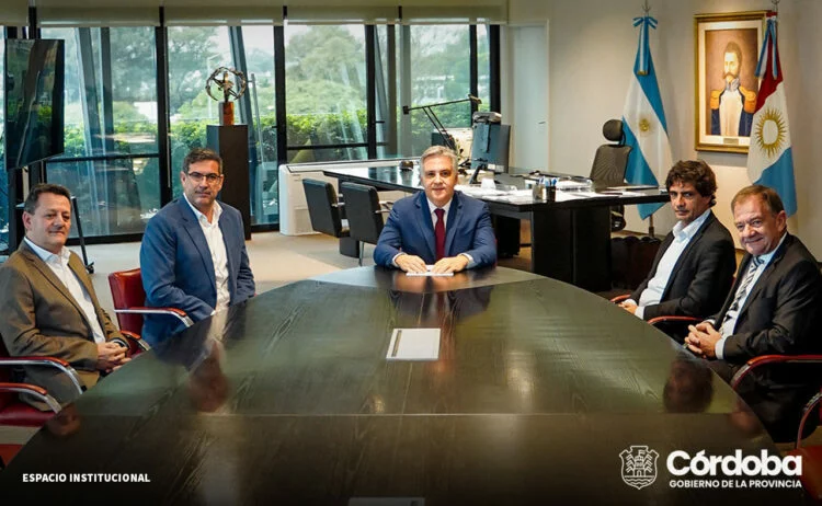 Imagen del gobernador Martín Llaryora con los nuevos perfiles de Bancor