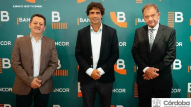 El gobernador Martín Llaryora junto a los nuevos integrantes del directorio de Bancor