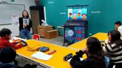 Imagen de un grupo de personas estudiando inglés en un parque educativo