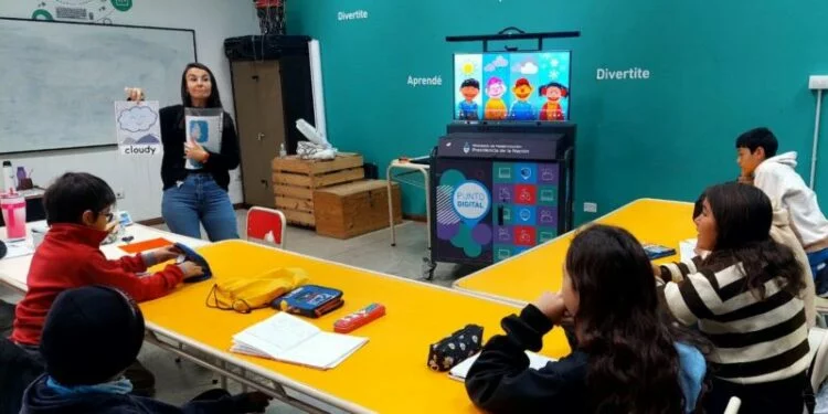 Imagen de un grupo de personas estudiando inglés en un parque educativo
