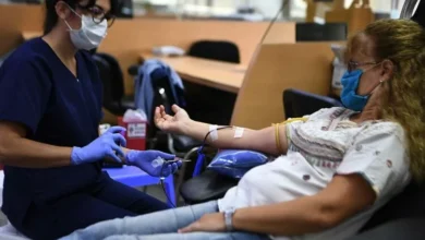 Voluntarios donando sangre en un centro de colecta