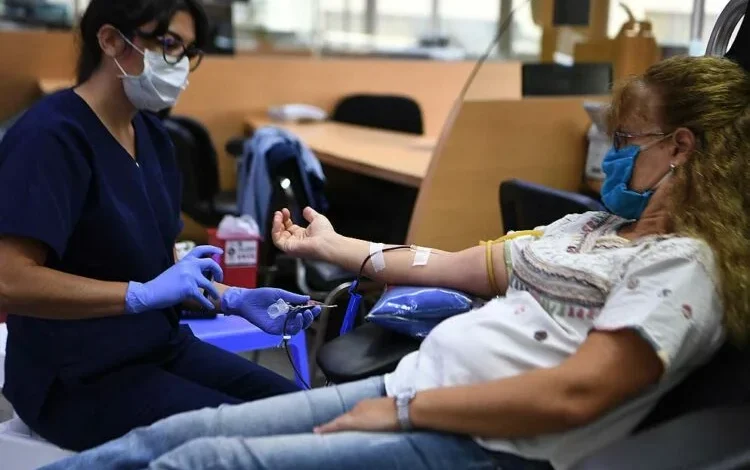 Voluntarios donando sangre en un centro de colecta