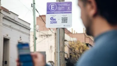 Imagen de un coche estacionado en la calle con un código QR en el parabrisas