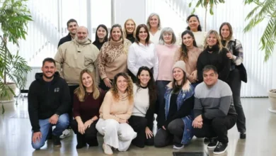 Emprendedores cordobeses compartiendo experiencias en una mesa de diálogo