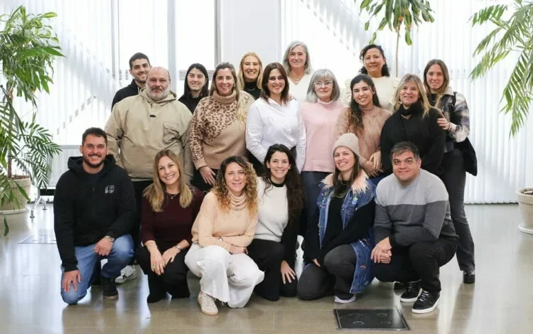 Emprendedores cordobeses compartiendo experiencias en una mesa de diálogo
