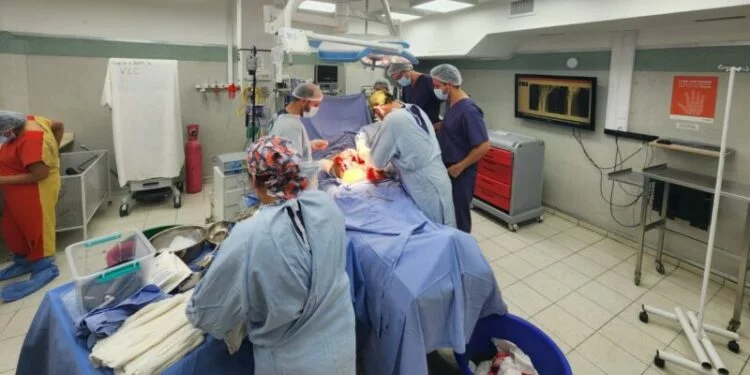 Profesionales de la salud realizando un trasplante de órganos