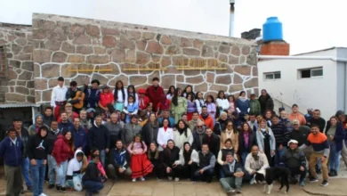 Estudiantes y docentes en una escuela de alta montaña celebran el fin del ciclo lectivo