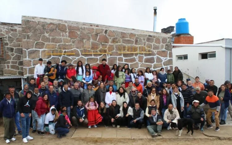 Estudiantes y docentes en una escuela de alta montaña celebran el fin del ciclo lectivo