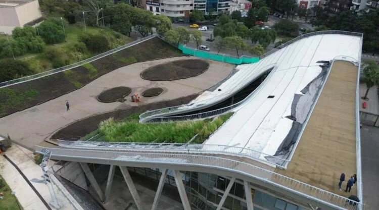 Imagen de la cubierta verde del Centro Cultural Córdoba en construcción