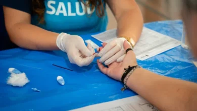 Imagen de una persona realizando una prueba de VIH