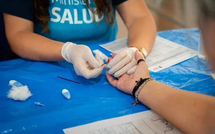 Imagen de una persona realizando una prueba de VIH