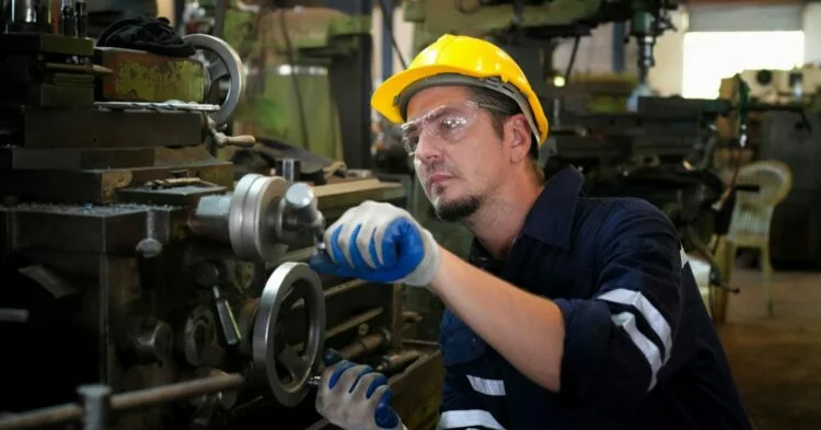 Maquinaria industrial en una fábrica