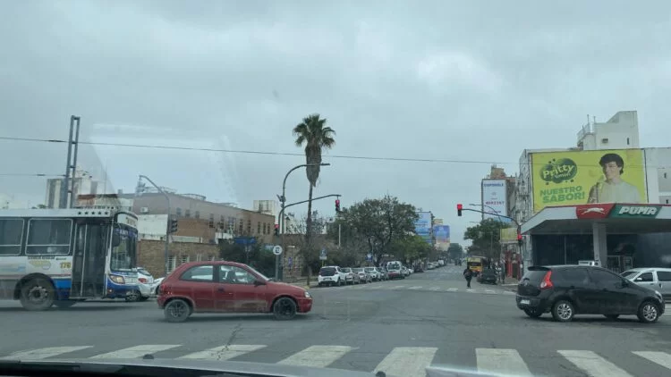 Frente frío en Córdoba: niebla y lluvia en la ciudad