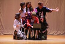 Jóvenes actores en escena durante el festival 'Vamos que Venimos' en Córdoba