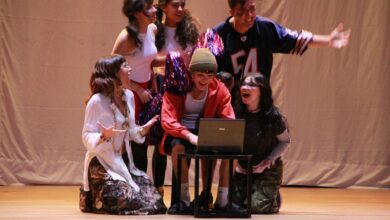 Jóvenes actores en escena durante el festival 'Vamos que Venimos' en Córdoba