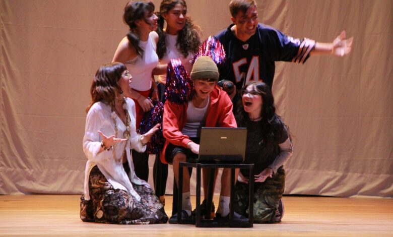 Jóvenes actores en escena durante el festival 'Vamos que Venimos' en Córdoba