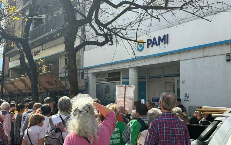 Profesionales de la salud del PAMI en protesta