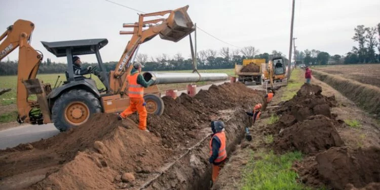 Trabajos de instalación de cañerías de agua potable en la avenida 11 de Septiembre