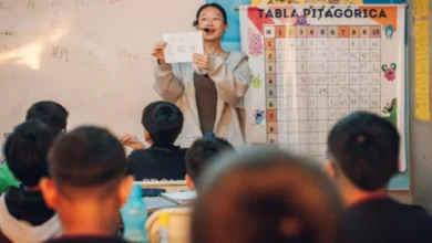 Estudiantes de escuela secundaria en una clase de chino mandarín