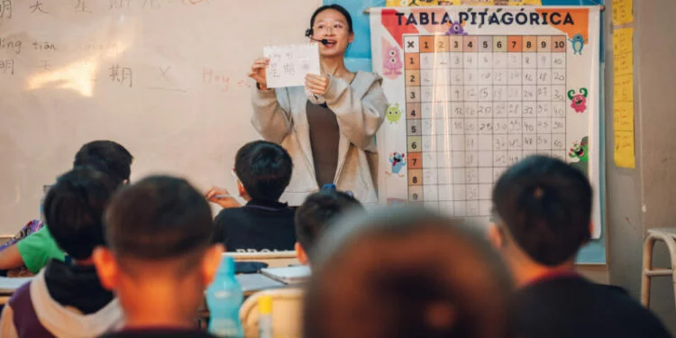 Estudiantes de escuela secundaria en una clase de chino mandarín
