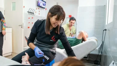 Imagen de una persona donando sangre en un banco de sangre