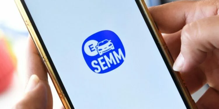 Imagen de una persona utilizando la App SEMM en su teléfono móvil