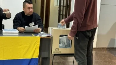 Bandera de Colombia y urnas de votación