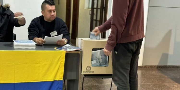 Bandera de Colombia y urnas de votación