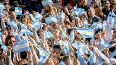 Estudiantes viendo un partido de fútbol en una escuela