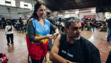 Personal municipal atendiendo a vecinos en un barrio de Córdoba